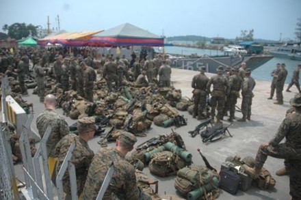 Binh sĩ Mỹ và Campuchia trong một cuộc tập trận.