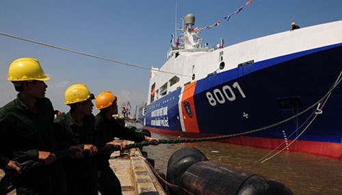 Cán bộ, kỹ sư nhà máy Z189 hạ thủy tàu CSB lớn nhất Việt Nam.