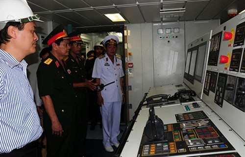 Thượng tướng Nguyễn Thành Cung,Ủy viên TƯ Đảng, Thứ trưởng Bộ Quốc phòng tham quan phòng điều khiển hiện đại của tàu DN 2000.