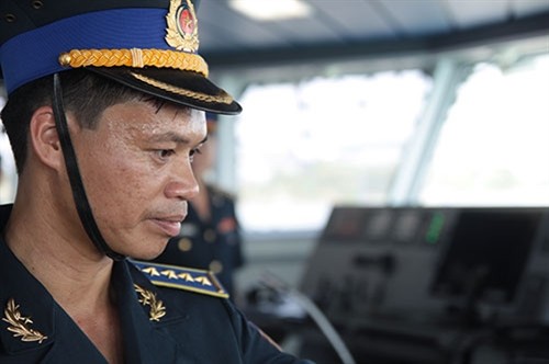 Những giọt mồ hôi đầu tiên của thuyền trưởng DN 2000, Đại úy Phạm Đức Tuyên trên khoang lái tàu DN 2000.