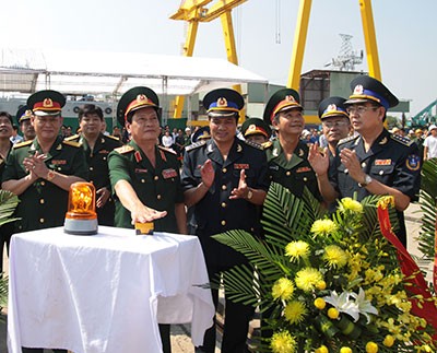 Thượng tướng Nguyễn Thành Cung ấn nút hạ thủy tàu CSB 8001