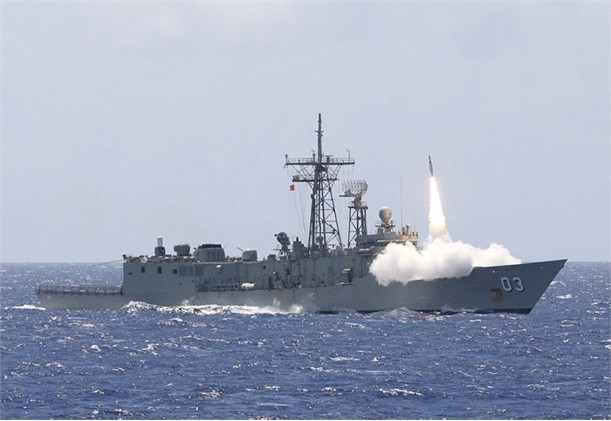 Tàu hộ vệ tên lửa HMAS SYDNEY sẽ đến TP. Hồ Chí Minh mang theo thuỷ thủ đoàn bao gồm 35 sỹ quan và 194 thuỷ thủ.
