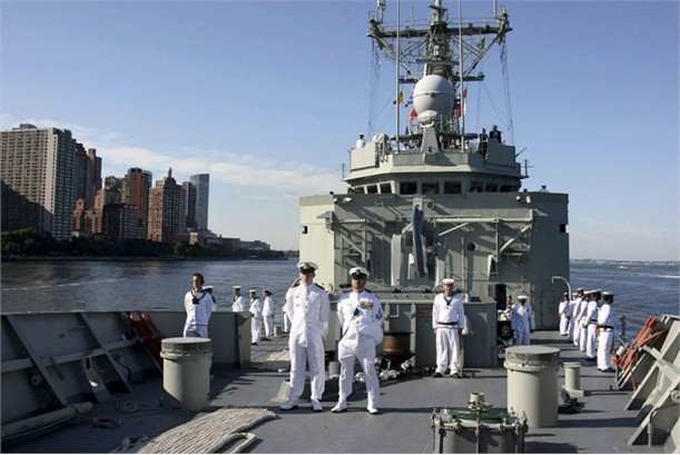 Tàu HMAS Sydney thuộc lớp ADELAIDE được cải tiến với các chức năng phòng không, chống tàu ngầm, hải giám và trinh sát.