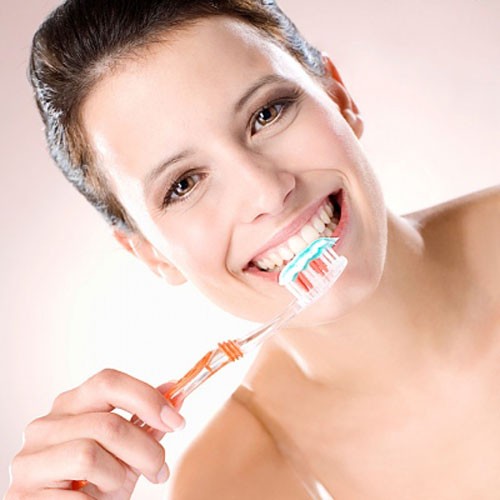 1. Vệ sinh răng miệng: Cách trị hôi miệng đơn giản nhất là chăm sóc răng miệng tốt. Sâu răng, bệnh nướu răng có thể là nguyên nhân gây mùi hôi. Vì vậy bạn nên đánh răng 2 lần một ngày và dùng chỉ tơ nha khoa ít nhất 1 lần một ngày để loại bỏ các mảng bám và vi khuẩn tích tụ trên răng và nướu đồng thời nên kiểm tra sức khỏe răng miệng định kỳ.