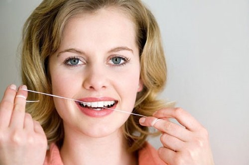 2. Làm sạch lưỡi: Bề mặt lưỡi là nơi lý tưởng sản sinh ra vi khuẩn có hại và là một trong những nguyên nhân gây hôi miệng nhưng hầu hết chúng ta lại bỏ qua khu vực này khi đánh răng. Hãy dùng bàn chải lông mềm để chải sạch lưỡi hàng ngày hoặc có thể sử dụng dụng cụ cạo lưỡi để làm sạch hiệu quả hơn.