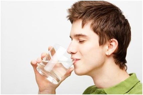 4. Uống đủ nước: Nước bọt có chứa các enzyme quan trọng bảo vệ răng miệng, tiêu diệt những vi khuẩn gây mùi, do đó nếu miệng khô có thể góp phần vào tình trạng hôi miệng. Vì vậy uống đủ nước mỗi ngày (2l/ngày) sẽ kích thích các tuyến nước bọt và giữ ẩm cho miệng. Nếu bạn uống đủ nước mà vẫn khô miệng thì có thể do tác dụng phụ của thuốc kháng histamine, thuốc chống trầm cảm, hoặc thuốc cao huyết áp. Nếu bạn thường khô miệng vào buổi sáng có thể là dấu hiệu của chứng ngưng thở khi ngủ hoặc viêm xoang do phải thở bằng miệng.