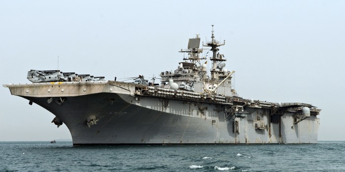 Tàu đổ bộ tấn công USS Iwo Jima (LHD-7) thuộc lớp Wasp.