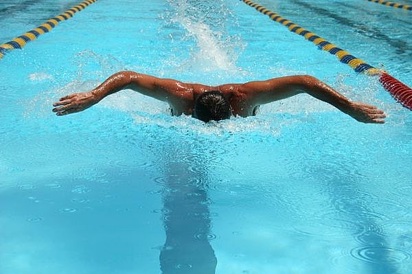 1. Bạn có thể vượt qua bài tập bơi 650m trong vòng 12 phút hoặc ít hơn.
