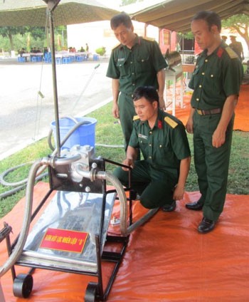 Hệ thống bơm hút lọc nhiên liệu O của tên lửa tại khu trưng bày sáng kiến cải tiến kỹ thuật của Lữ đoàn 490.