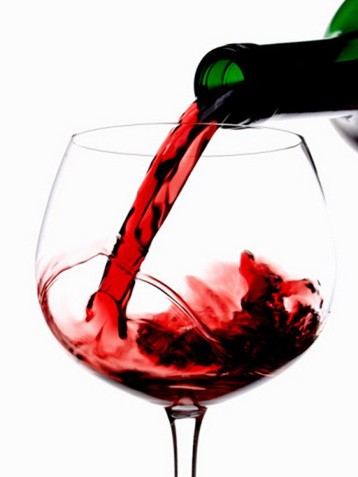 10. Rượu vang: Resveratrol - chất chống ôxi hóa nổi tiếng trong lớp vỏ của nho - ngăn cản sự tích lũy mỡ. Nghiên cứu cho thấy những người uống rượu vang đều đặn có vòng eo hẹp hơn và ít mỡ bụng hơn so với người uống rượu thường.