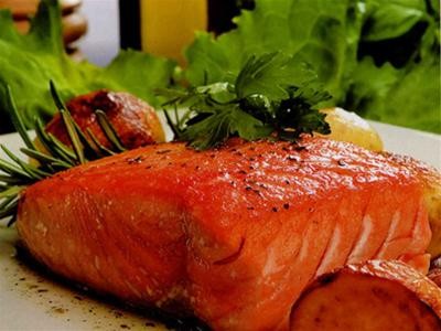 4. Cá hồi: Một miếng cá mỏng sẽ giúp bạn đầy đủ dinh dưỡng mà không làm bạn béo thêm. Hãy sử dụng cá hồi vào thực đơn, đó là một lựa chọn hoàn hảo hơn thịt đỏ.