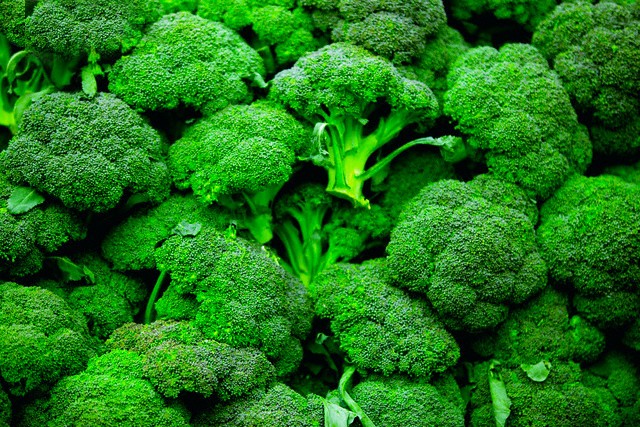 5. Súp lơ xanh: Dù còn sống hay đã được nấu chín, loại rau này vẫn nổi tiếng với khả năng ngăn ngừa ung thư, và còn giàu chất xơ, ngăn ngừa sự tăng cân.