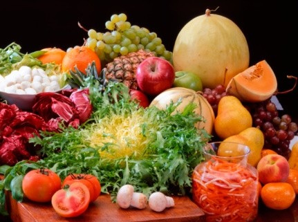 10. Trái cây và rau củ: Trái cây và rau củ sáng màu như: cá chua, cà rốt … chứa nhiều các vitamin, khoáng chất, giúp cung cấp các chất chống oxy hóa và chất xơ cho cơ thể.