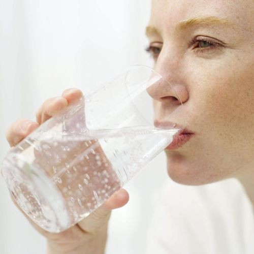 9. Nước: Nước rất quan trọng cho phụ nữ mãn kinh giúp dưỡng ẩm da, và loại bỏ các độc tố ra khỏi cơ thể.