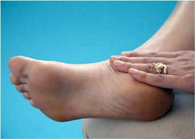 15. Các cơn đau nhói ở chi: Nhiễm HIV giai đoạn muộn có thể gây tình trạng tê và đau nhói ở tay, chân. Đó là khi các tế bào thần kinh bị phá hủy.
