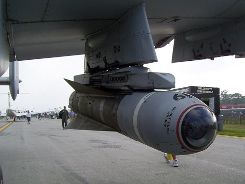"Thần sấm" A-10 tải tới 8 tấn vũ khí, trong đó có tên lửa không đối đất AGM-65 Maverick có thể xóa sổ một chiếc xe tăng trong một lần phóng.