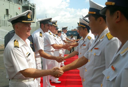 Sĩ quan và thủy thủ tàu HMAS Sydney được đón tiếp nồng hậu tại cảng TP Hồ Chí Minh