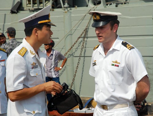 Sĩ quan Hải quân Việt Nam và Australia trao đổi với nhau tại lễ đón