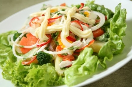 Salad luôn là thực đơn ưu tiên: Đừng cho rằng một bát đầy rau sẽ là một thực đơn lành mạnh. Vì sự thật là như thế này, “Đối với các cửa hàng thức ăn nhanh, salad chẳng khác nào một chiếc hăm-bơ-gơ được đựng trong một cái bát”, Brie Turner-McGrievy, chuyên viên nghiên cứu y tế tại Washington, DC, khẳng định.