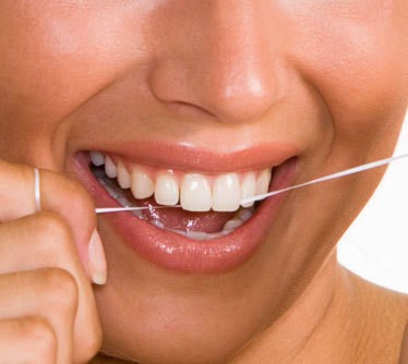 Quên dùng chỉ nha khoa: Phụ nữ tiêu tốn hàng triệu đồng để tẩy trắng răng nhưng lại tiết kiệm năm phút để sử dụng chỉ nha khoa hàng ngày. Theo kết quả nghiên cứu, ít nhất 23% phụ nữ từ 30-54 tuổi và 44% phụ nữ trên 55 tuổi, đều mắc những bệnh về nướu răng.
