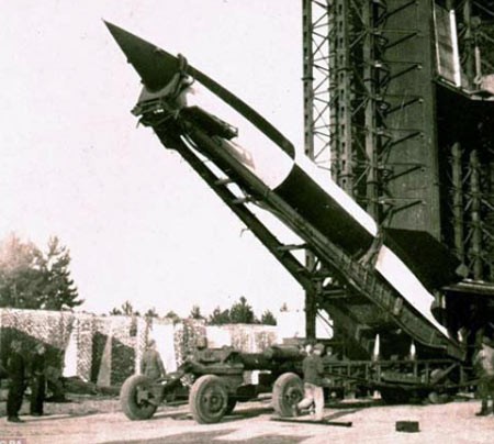 V-2: “ICBM” có uy lực khiêm tốn nhất. Quốc gia sản xuất: Đức, phóng lần đầu năm 1942. Trọng lượng phóng 13 tấn, tầm bắn 320 km. Đứa con của ông tổ tên lửa phát xít Werner von Brown và được mệnh danh là “vũ khí báo thù” - Vergeltungswaffe-2 - được coi là ICBM có tính năng khiêm tốn nhất: mỗi quả tên lửa này phóng vào London chỉ giết được… 2 người. Nhưng nó lại là nền tảng tuyệt với cho cả Mỹ và Liên Xô phát triển các tên lửa hạt nhân tương lai.