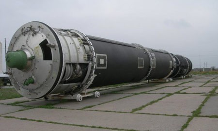 R-36M Satan: ICBM nặng nhất. Quốc gia sản xuất: Liên Xô, phóng lần đầu năm 1970. Trọng lượng phóng 211 tấn, tầm bắn 11.200-16.000 km. R-36M được triển khai trong các giếng phóng. Tên lửa này phá vỡ kỷ lục của tất cả các loại tên lửa hạng nặng khác.