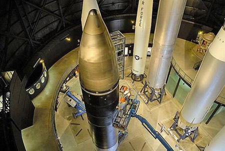 MX (LGM-118А) Peacekeeper: ICBM công nghệ cao nhất. Quốc gia sản xuất: Mỹ, phóng lần đầu năm 1983. Trọng lượng phóng 88,44 tấn, tầm bắn 9.600 km. ICBM hạng nặng Peacekeeper (Người gìn giữ hòa bình) ứng dụng những công nghệ tối tân nhất. Ví dụ như sử dụng vật liệu composite. Tên lửa có độ chính xác cao và đặc biệt là khả năng sống còn cực cao trong điều kiện bị tấn công hạt nhân.