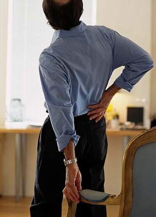 2. Đau vùng thắt lưng: Ít vận động hoặc duy trì một tư thế ngồi quá lâu sẽ làm cho các mô mềm dưới eo bị căng thẳng, thiếu máu cục bộ và căng cơ vùng thắt lưng.