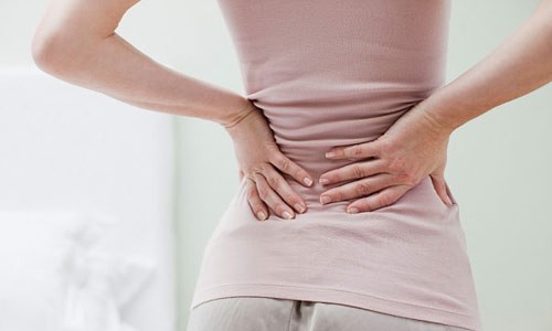 Các triệu chứng đau xương cụt thể hiện ở cơn đau nhức hay đau nhói ở phần hông hoặc mông. Triệu chứng đau xương ở mỗi người khác nhau, biểu hiện rõ ràng nhất là cơn đau xung quanh hông. Bệnh sẽ trở nên nặng hơn nếu tư thế ngồi của bạn không đúng. Cảm giác đau có thể xuất phát từ một chỗ, sau đó lan rộng ra.