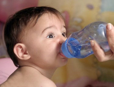 Cho trẻ uống nhiều nước sẽ giúp trẻ dịu họng và giảm ho. Khoa học cũng đã chứng minh việc cho trẻ uống nhiều nước còn có hiệu quả làm loãng đờm cao.