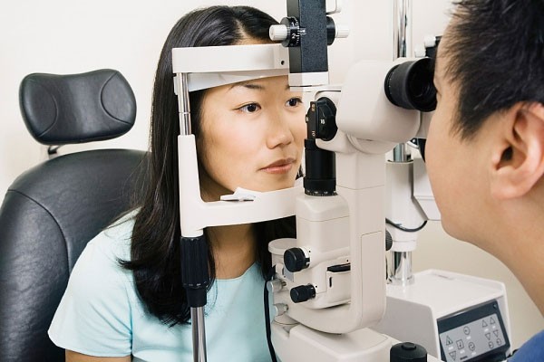 8. Đi kiểm tra thị lực ít nhất hai năm một lần: Cho dù, bạn có đôi mắt khỏe thì bạn cũng nên đi khám mắt ít nhất hai năm một lần. Đến phòng khám bạn sẽ được tư vấn để chăm sóc mắt một cách khoa học và hiệu quả. Bạn nên đi kiểm tra thường xuyên hơn nếu mắc bệnh tiểu đường hoặc các bệnh khác liên quan đến mắt.