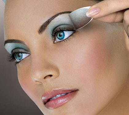 9. Hạn chế trang điểm mắt: Vi khuẩn từ lông mi giả và nắp đậy của mascara có thể gây hại cho mắt của bạn khi trang điểm. Đeo kính áp tròng nhiều có thể gây ra một số bệnh về mắt như: viêm kết mạc, viêm giác mạc, đau mắt đỏ… Ngoài ra nó còn gây khô mắt, cản trở khí ôxy lưu thông.