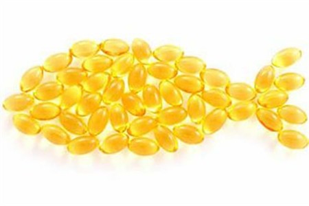 4. Bổ sung dầu cá hàng ngày: Uống bổ sung dầu cá hàng ngày, hoặc ăn cá 2-3 lần một tuần sẽ rất tốt cho mắt. Có một số bằng chứng cho thấy axit béo omega-3 trong cá và các loại thực phẩm khác có thể làm giảm nguy cơ thoái hóa điểm vàng.