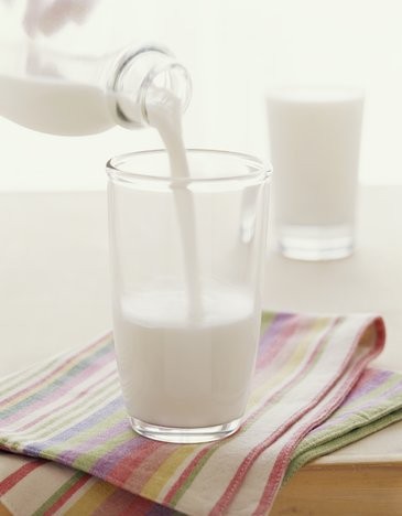 Vì vậy, để yên tâm, bạn nên hạn chế uống sữa và ăn các sản phẩm từ sữa 1-2 tuần trước lễ cưới. Có một ngoại lệ của sữa là sữa chua. Bạn có thể ăn sữa chua vì nó có tác dụng giúp cơ thể tiêu hóa hiệu quả hơn.