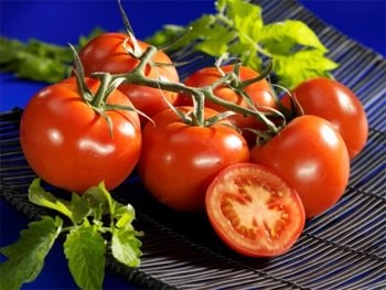 3. Da: Muốn giữ da, hãy ăn cà chua và dầu hạt lanh. Cà chua có tác dụng dưỡng ẩm cho làn da. Cà chua giàu lycopene, có thể làm giảm tác hại của tia UV. Dầu hạt lanh cũng chứa axit béo omega-3, có tác dụng giữ ẩm, sáng da.