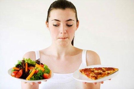 Thèm ăn hơn: Giống như trầm cảm, SAD làm tăng cảm giác ngon miệng ở một số người. 65% người bị chứng rối loạn này cảm thấy đói hơn trong những tháng trời tối, lạnh lẽo. Đây có thể là một phản ứng sinh lý của cơ thể nhằm giúp bạn "xốc lại tinh thần". Vì thế đến cuối mùa này, bạn thường tăng cân.