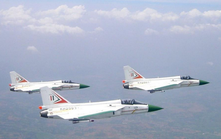LCA là một máy bay chiến đấu hạng nhẹ, đa chức năng do Ấn Độ chế tạo. Nó được nghiên cứu và chế tạo từ giữa những năm 1980 và được đặt tên chính thức là Tejas. Hồi tháng 1 năm nay, nó đã được trao cho không quân nước Ấn Độ để thử nghiệm khả năng tác chiến.