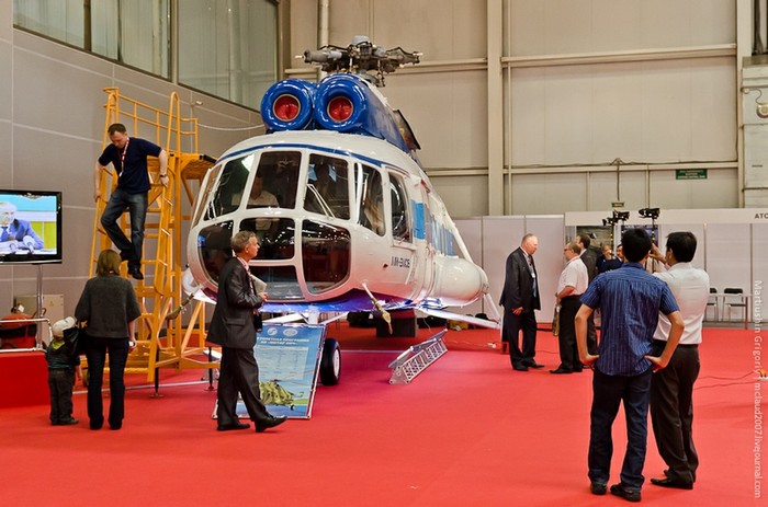 Trực thăng Mi-8MSB của Ukraina tạo một cuộc triển lãm.