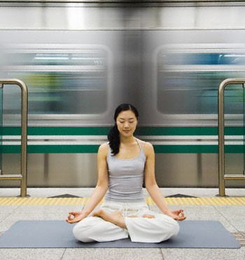 9. Tập hít thở: Một nghiên cứu của đại học Washington cho thấy phương pháp ngồi thiền có thế giúp bạn thoải mái hơn trong công việc, giảm bớt căng thẳng.