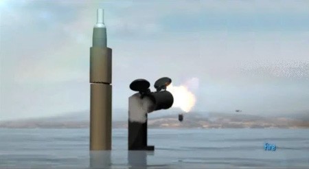 Hình ảnh A3SM Mast phóng tên lửa phòng không Mistral (trên ảnh, cột bên trái là kính tiềm vọng quang-điện tử dùng để chỉ thị mục tiêu và ngắm bắn, cột gắn bệ phóng xoay ở bên phải).