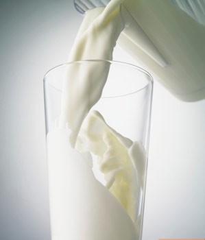 2. Sữa và các sản phẩm từ sữa: Sữa và những thực phẩm từ sữa thường có hàm lượng canxi cao. Uống sữa mỗi ngày sẽ giúp bạn đảm bảo đủ lượng nâng canxi cần thiết mỗi ngày (1500mg/người lớn). Nhờ đó, bạn có thể giảm nguy cơ phát bệnh ung thư đại tràng.