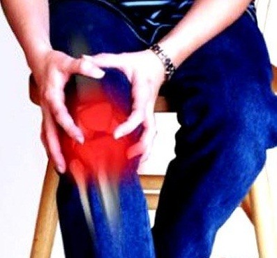 2. Đau nhức xương, khớp: Đau sâu trong xương là một trong những dấu hiệu đặc trưng của bệnh bạch cầu vì nó không trùng lặp với nhiều loại bệnh khác. Cơn đau xảy ra khi tủy xương nở do sự tích lũy bạch cầu bất thường. Người bệnh có thể thấy đau nhói hoặc âm ỉ, tùy thuộc vào chỗ đau. Xương dài nơi chân và cánh tay là những vị trí đau phổ biến nhất.