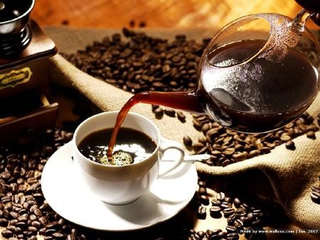 Chất caffeine: Các nghiên cứu đã chỉ ra rằng phụ nữ uống đến 2 tách cà phê mỗi ngày là đã có thể giảm đến 50% khả năng sinh sản. Ba ly cà phê một ngày có liên quan đến khả năng sảy thai sớm hoặc ảnh hưởng đến xương của em bé.