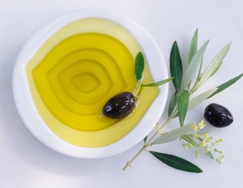 Dầu oliu: Tinh dầu oliu thuộc nhóm tinh dầu có lợi cho sức khỏe, là “người bạn” của gan và tim. Dầu oliu có chứa chất béo omega 3, lipid có lợi. Chúng “hút” các chất độc hại ra khỏi gan và cơ thể, hạn chế nguy cơ “ thẩm thấu” các chất độc hại đó vào máu.