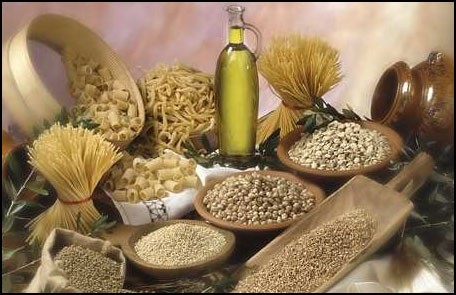 Ngũ cốc: Các loại ngũ cốc như gạo lứt, ngô, lúa mì, các loại hạt họ đậu… đều rất tốt cho cơ thể, đặc biệt là gan. Vitamin B, carbohydrate, các axit béo, protein … giúp cơ thể thực hiện tốt chức năng gan. Các chất xơ thực vật rất có lợi trong việc thải trừ các chất thải độc hại như amoniac trong gan.
