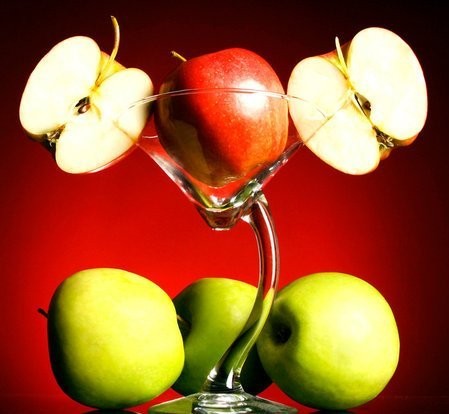 Táo: Trong táo chứa rất nhiều pectin (chất xơ) giúp cơ thể làm sạch và giải phóng các độc tố từ đường tiêu hóa.