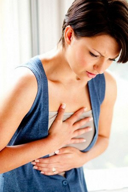 4. Đau tức vùng ngực: Đau tức vùng ngực là dấu hiệu hàng đầu cho thấy bạn dễ có nguy cơ mắc tim mạch rất nguy hiểm. Theo thống kê thì tim mạch là căn bệnh nguy hiểm hàng đầu gây tử vong nhiều nhất với nữ giới ở Mỹ.