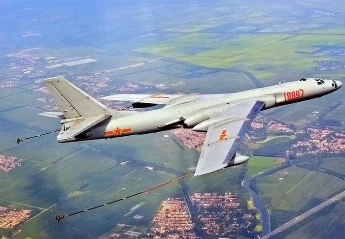 Máy bay tiếp dầu trên không HY-6 được chế tạo trên cùng một nguyên mẫu Tu-16
