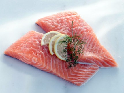 7. Ngăn ngừa các bệnh khác: Một chế độ ăn giàu cá là yêu cầu cần thiết để làm giảm nguy cơ mắc bệnh Alzheimer. Bên cạnh đó, cá cũng được cho là loại thực phẩm ngăn ngừa ung thư thận và các bệnh sinh ra bởi những thiếu hụt các chất dinh dưỡng của cơ thể.