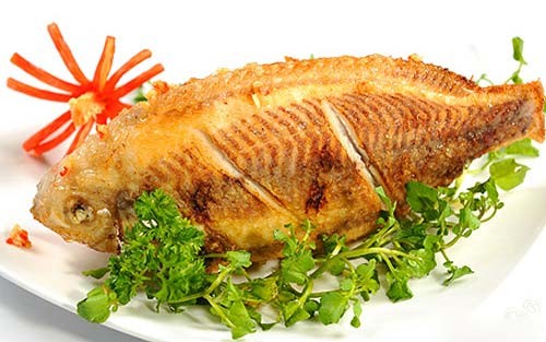 Trong cá cũng có chứa rất nhiều vitamin cần thiết như vitamin A, D, phốt pho, magiê, kẽm, và iốt... Đặc biệt lượng canxi có ở trong một số loại cá như cá hồi, cá nục, cá thu... rất tốt cho hệ xương.